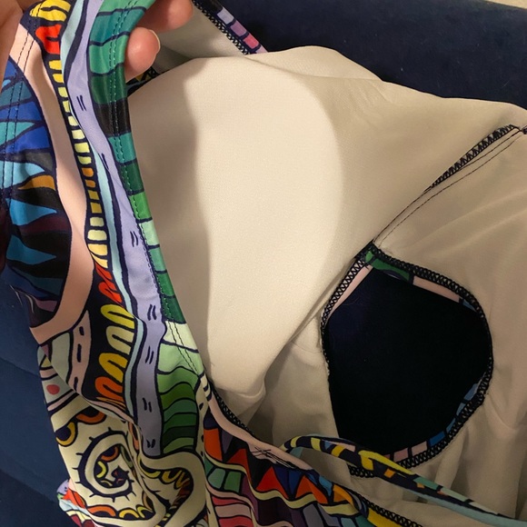 NWT Gorgeous brightly colored graphics. One piece - Picture 6 of 7